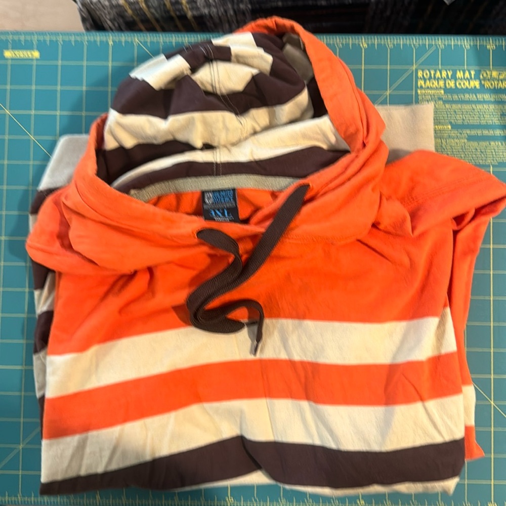 Thin 3xl hoodie runs more like a XL